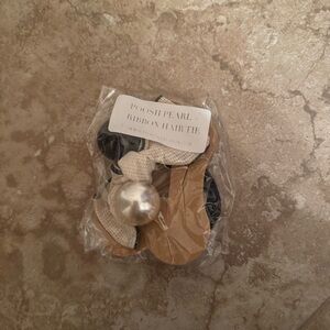 NEW WITH TAGS: Vici Pearl Bow Hair Tie